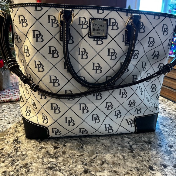 NWOT.  Dooney & Bourke Maxi Quilted Chelsea handbag - Picture 2 of 5